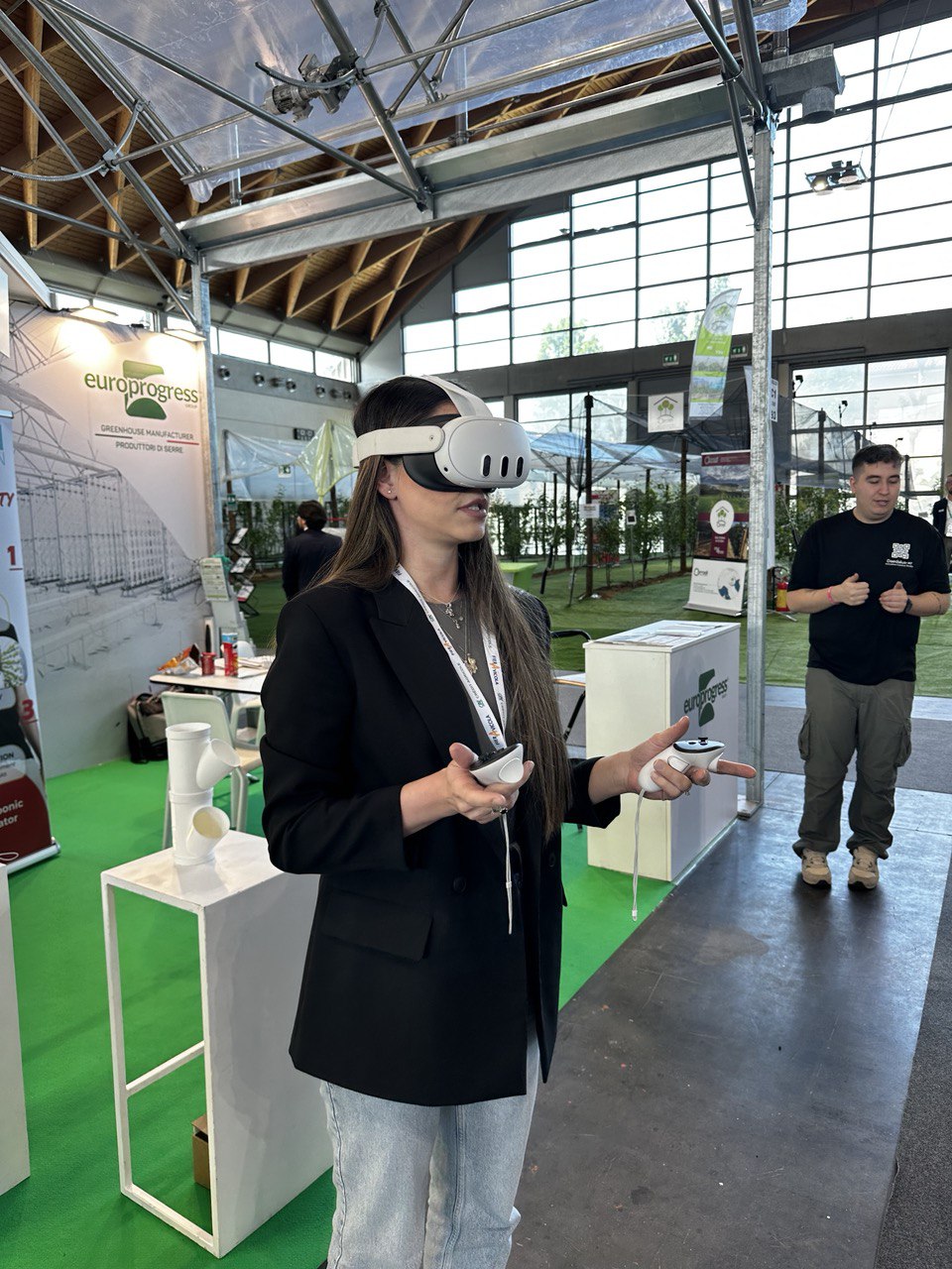 Visitatore con visore VR alla fiera